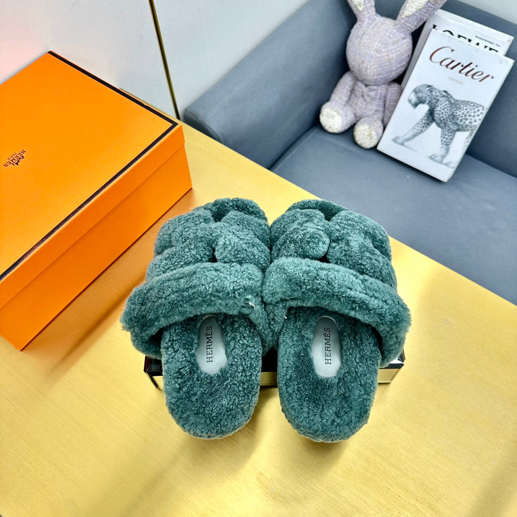 HERMES CHYPRE SANDAL IN FOREST GREEN SHEARLING
