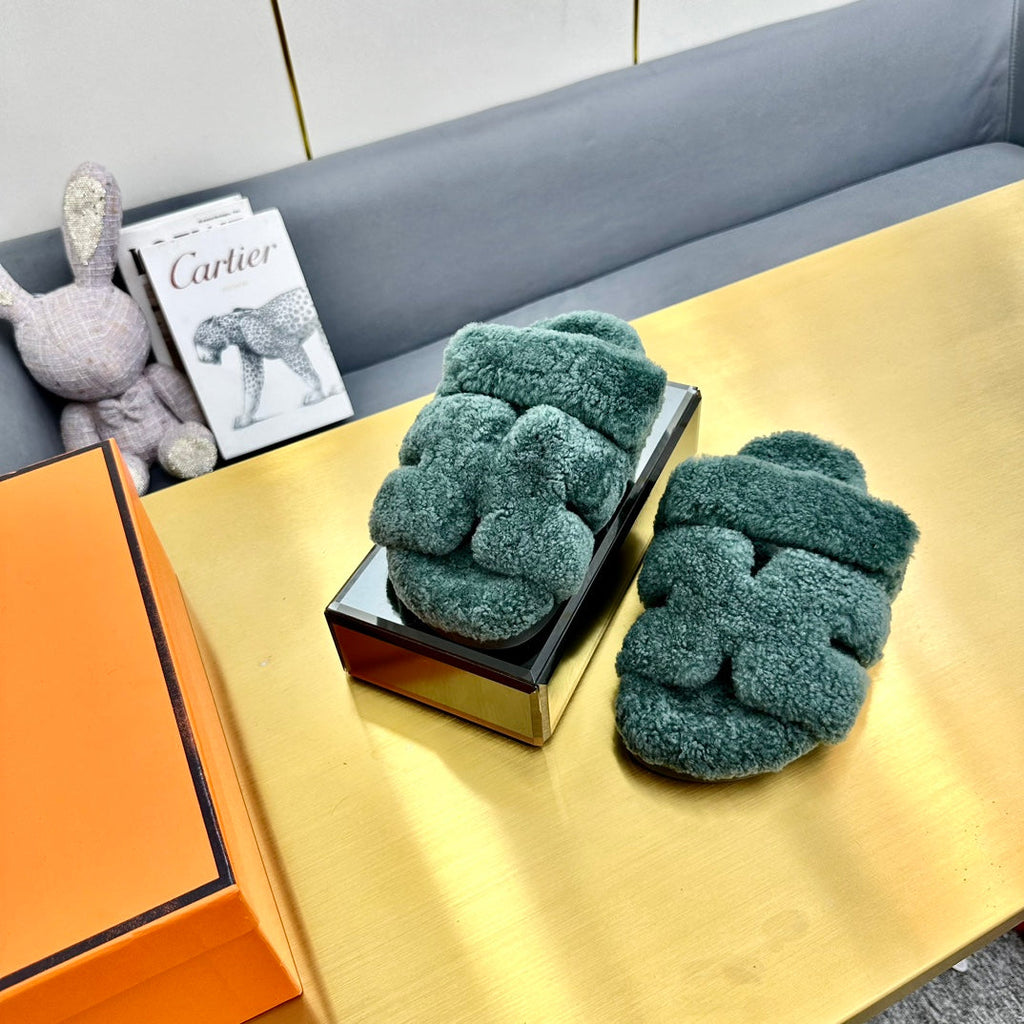 HERMES CHYPRE SANDAL IN FOREST GREEN SHEARLING
