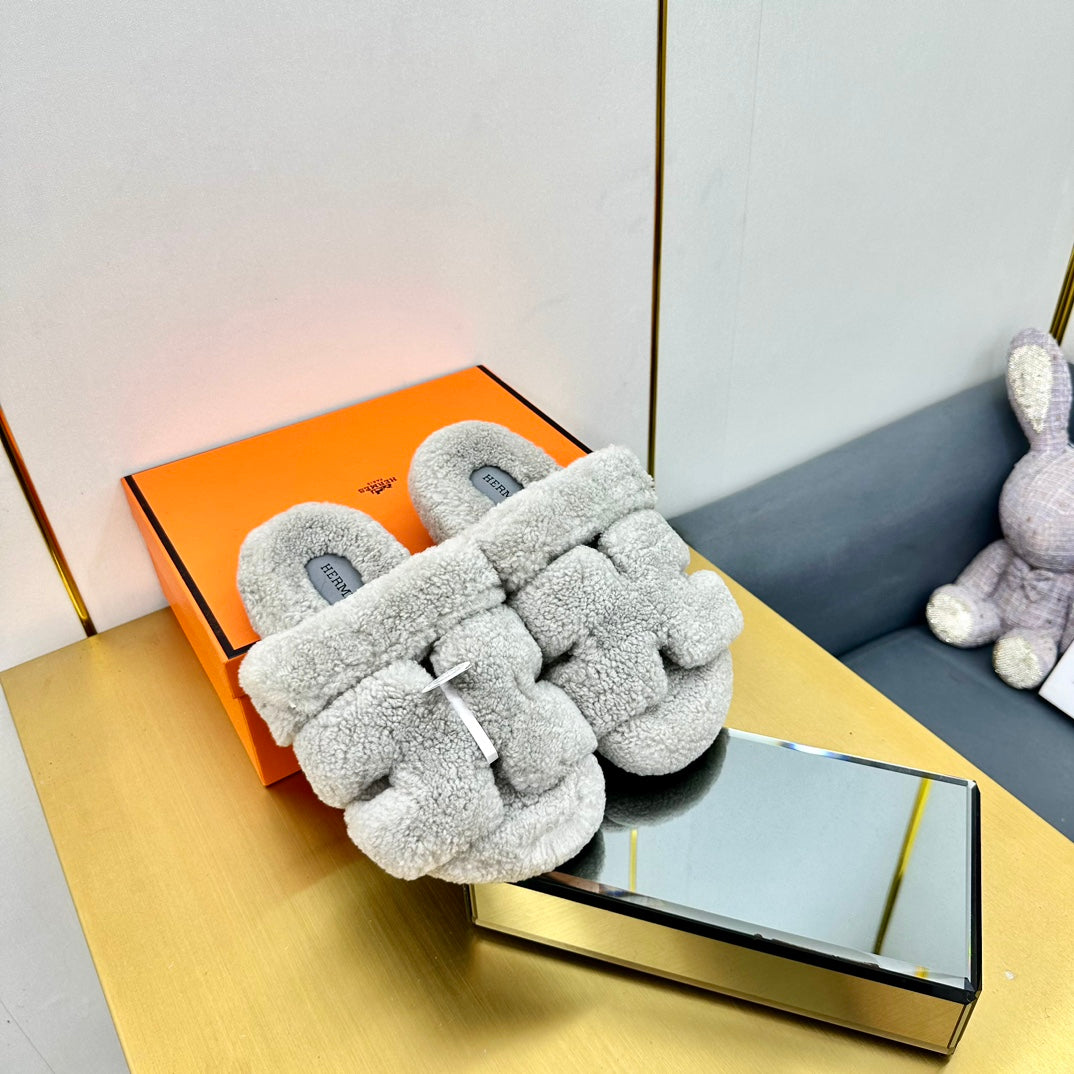 HERMES CHYPRE SANDAL IN PALE GRAY SHEARLING