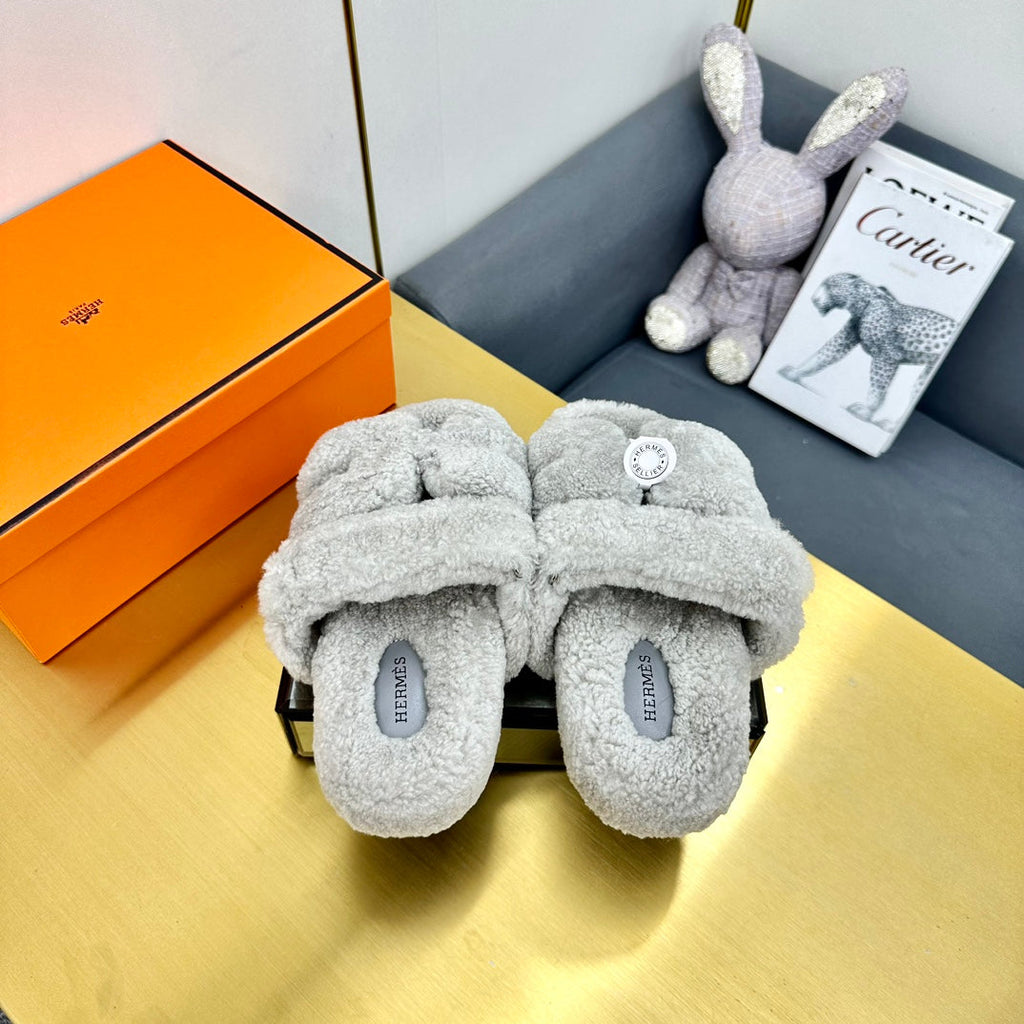 HERMES CHYPRE SANDAL IN PALE GRAY SHEARLING