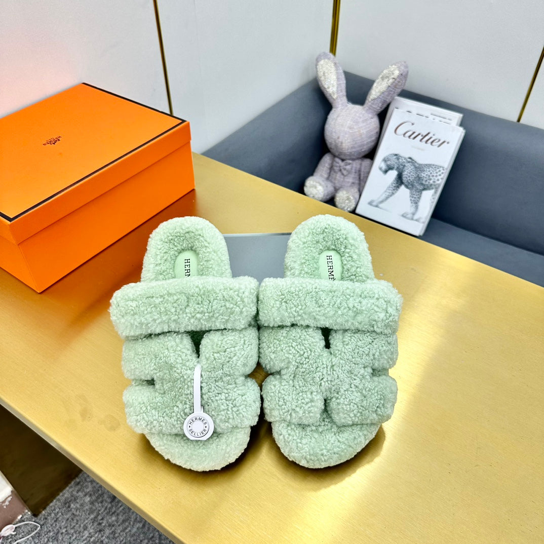 HERMES CHYPRE SANDAL IN PASTEL GREEN SHEARLING