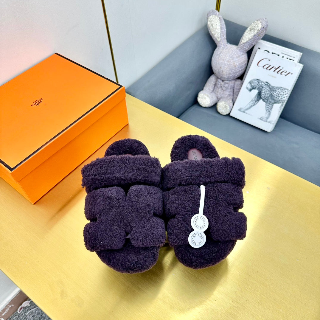 HERMES CHYPRE SANDAL IN EGGPLANT PURPLE SHEARLING