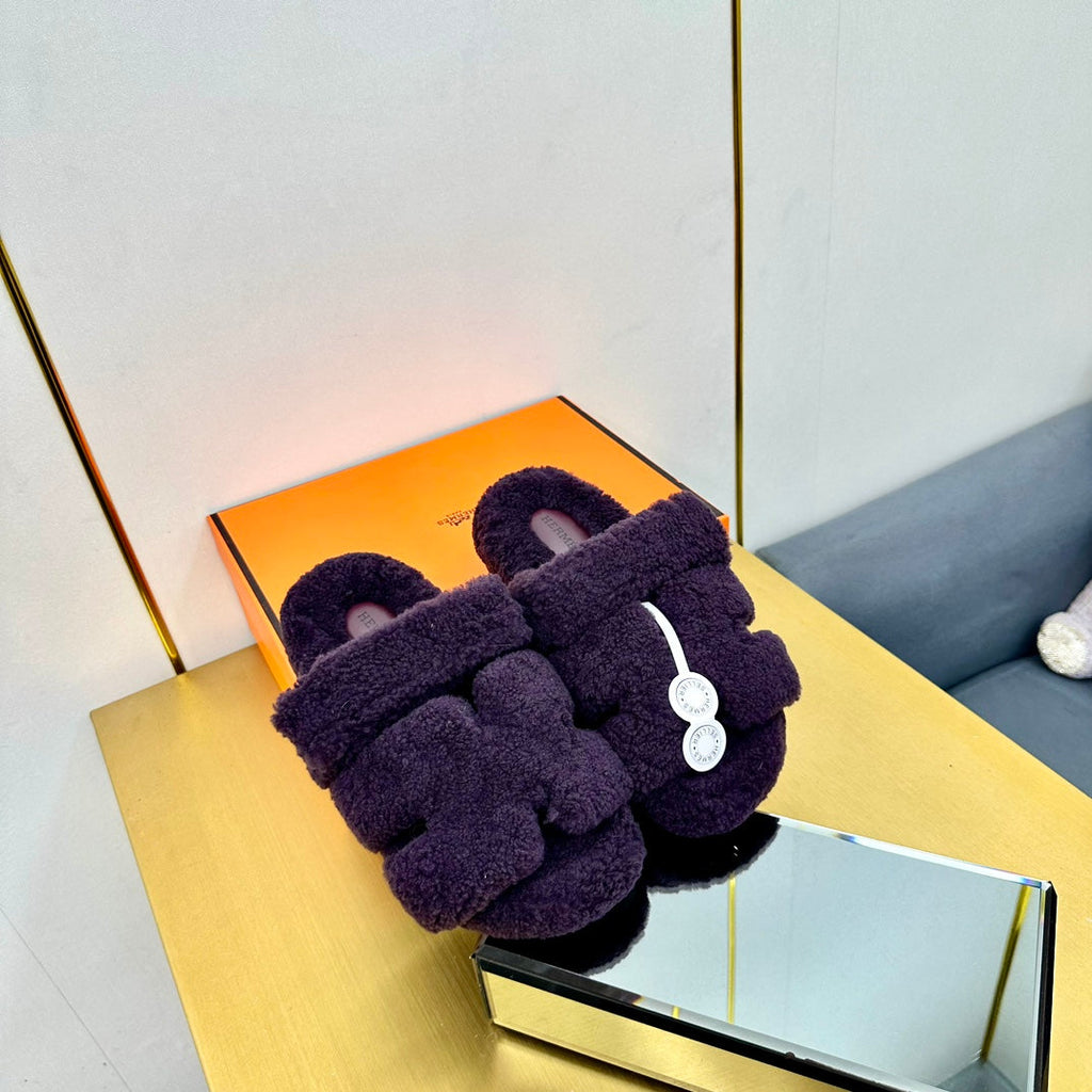 HERMES CHYPRE SANDAL IN EGGPLANT PURPLE SHEARLING