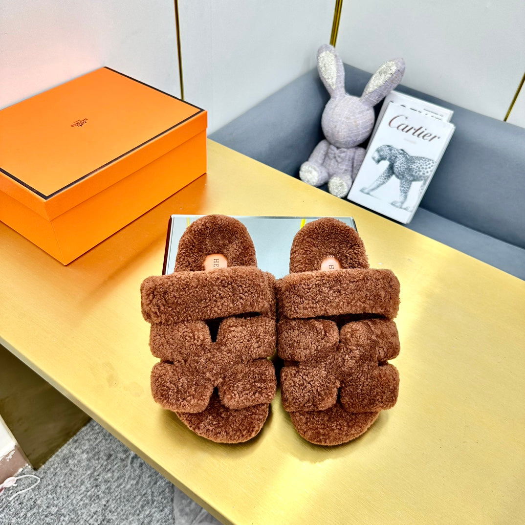 HERMES CHYPRE SANDAL IN UMBER BROWN SHEARLING