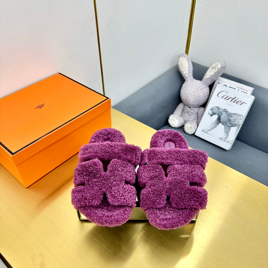 HERMES CHYPRE SANDAL IN ORCHID PURPLE SHEARLING