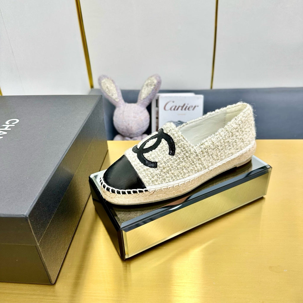 CHANEL ESPADRILLES PLATFORM 25S IN WHITE TWEED MIX BLACK GLOSSY LEATHER