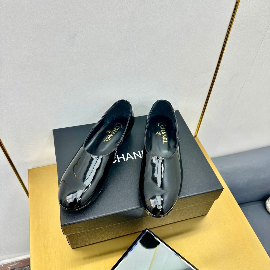 CHANEL SIMPLE FLATS 25S IN BLACK GLOSSY LEATHER