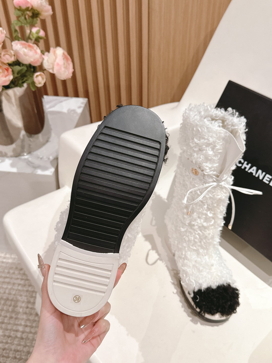 CHANEL SHORT BOOTS IN WHITE LAMB FUR AND LAMBSKIN 962188