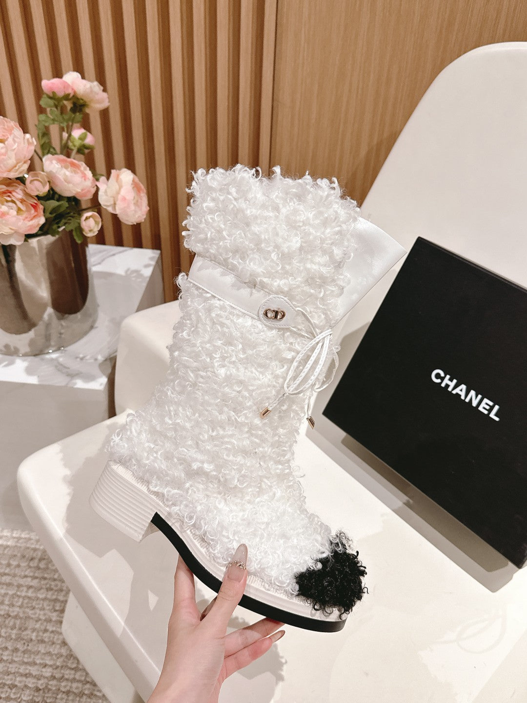CHANEL SHORT BOOTS IN WHITE LAMB FUR AND LAMBSKIN 962188