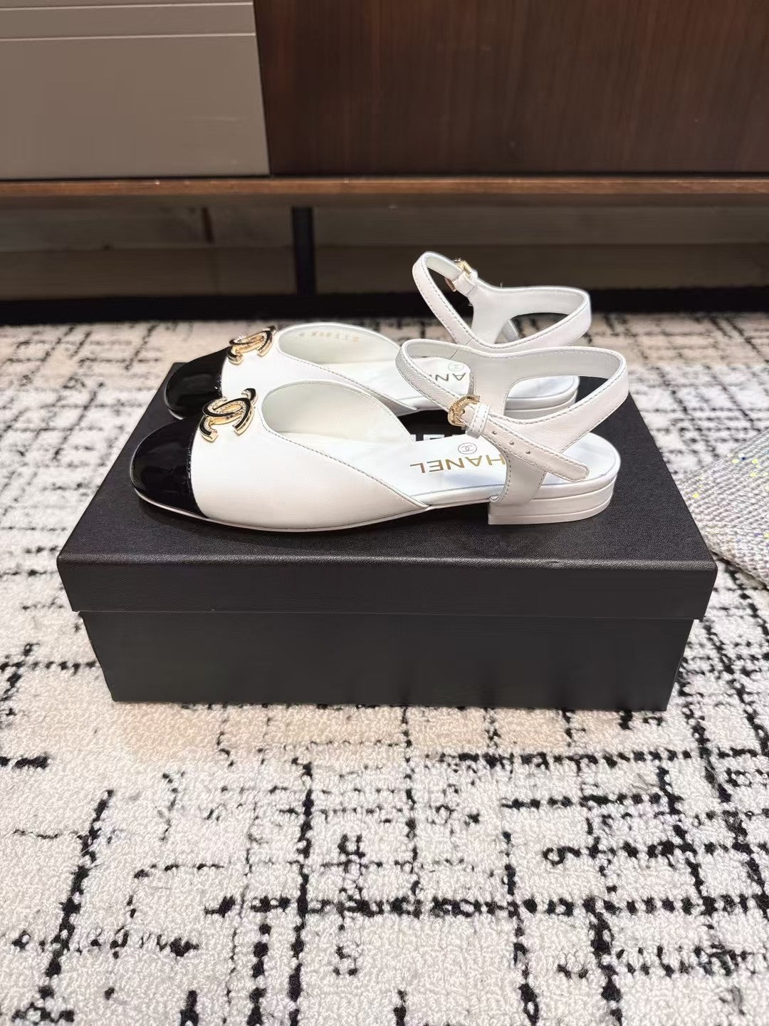 CHANEL FLAT SLINGBACKS IN WHITE MIX BLACK CALFSKIN