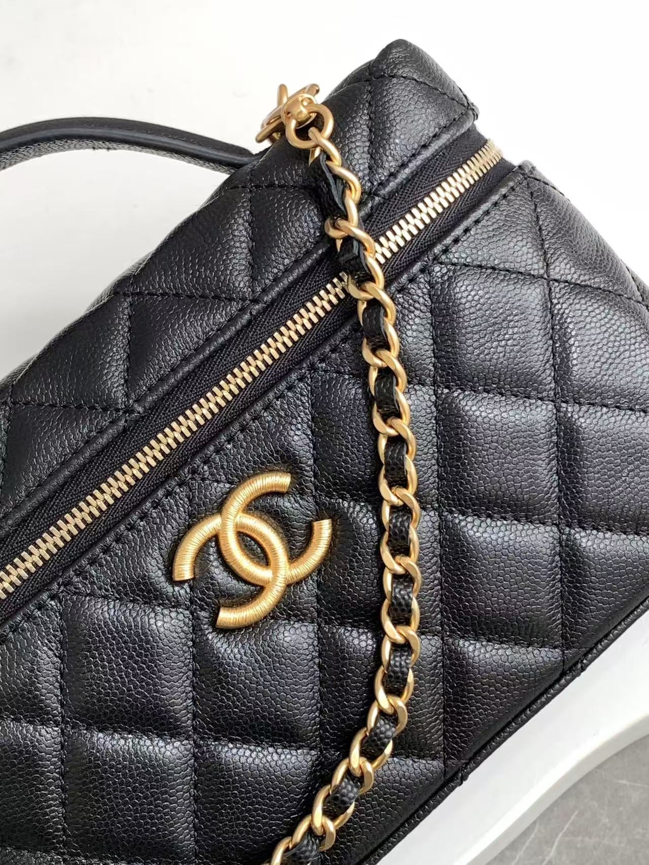 CHANEL VANITY CASE 19 IN BLACK GRAINED CALFSKIN GOLD HARDWARE