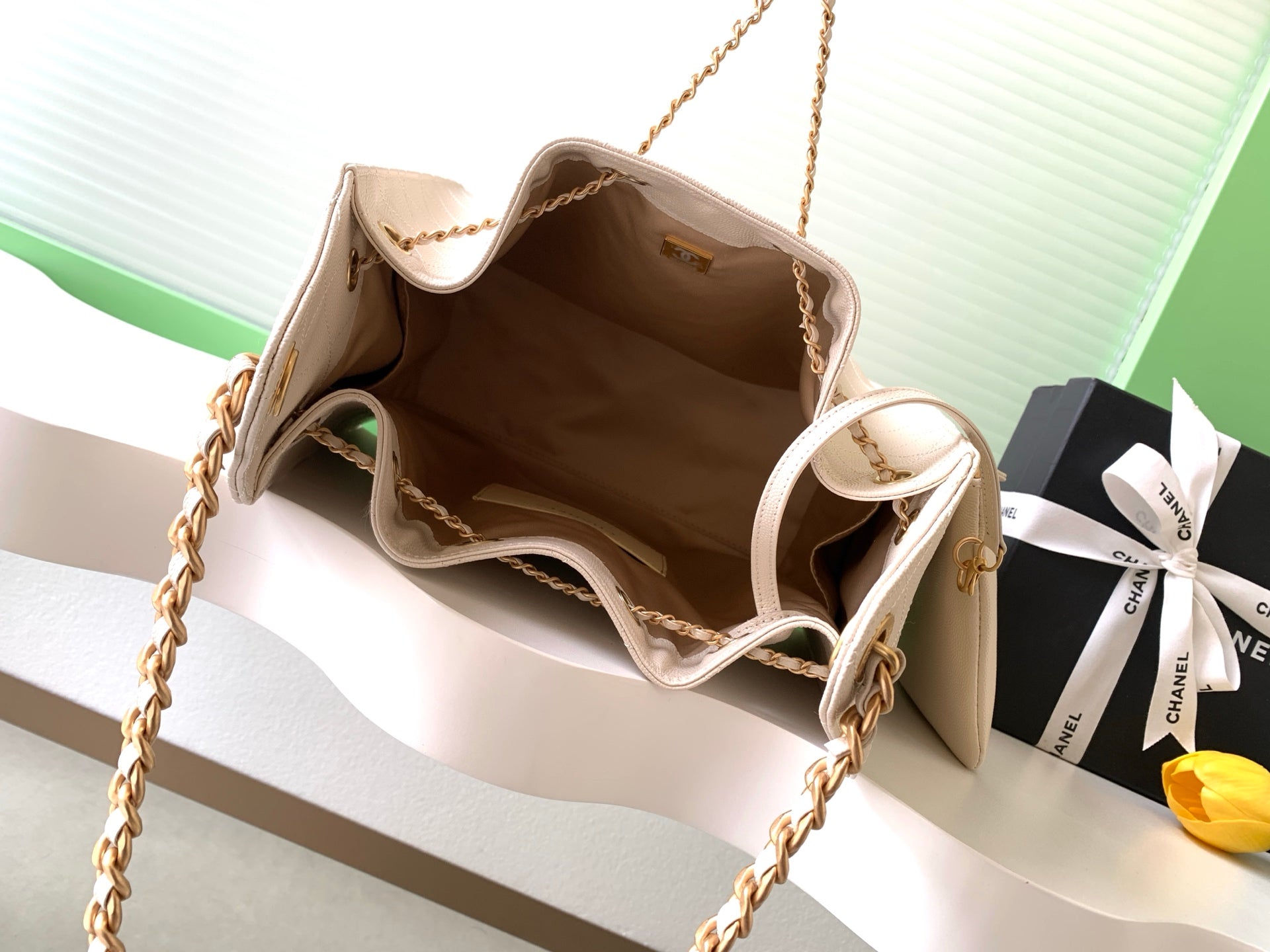 CHANEL 25S HOBO BAG 40 IN LIGHT BEIGE CAVIAR LEATHER WITH GOLD HARDWARE