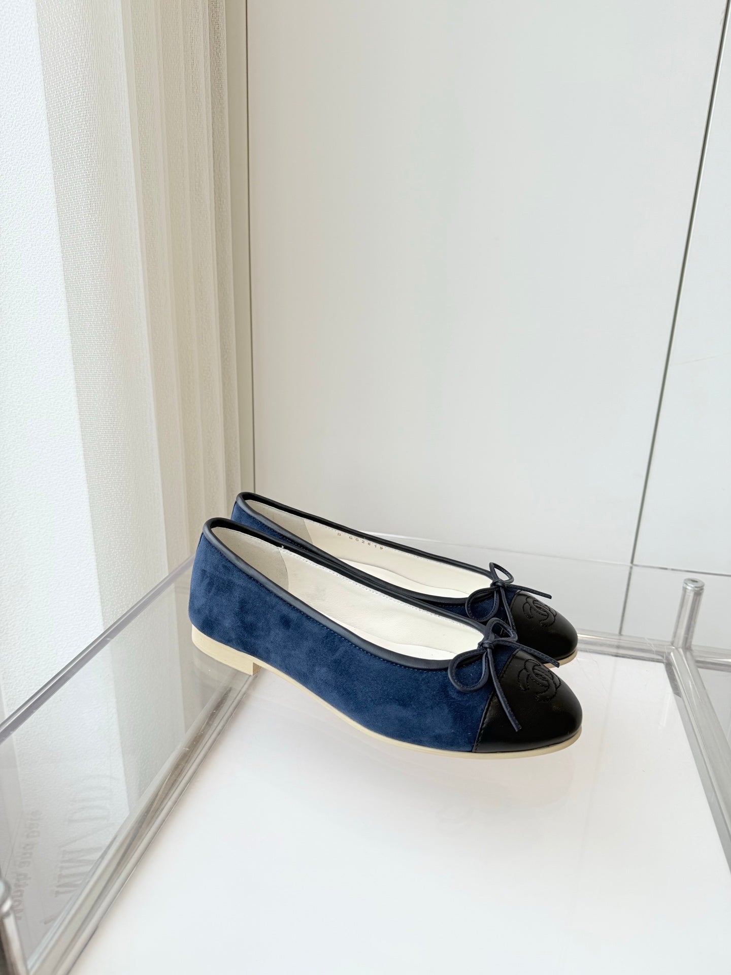 CHANEL BALLET FLAT IN BLACK CALFSKIN AND NAVY BLUE SUEDE