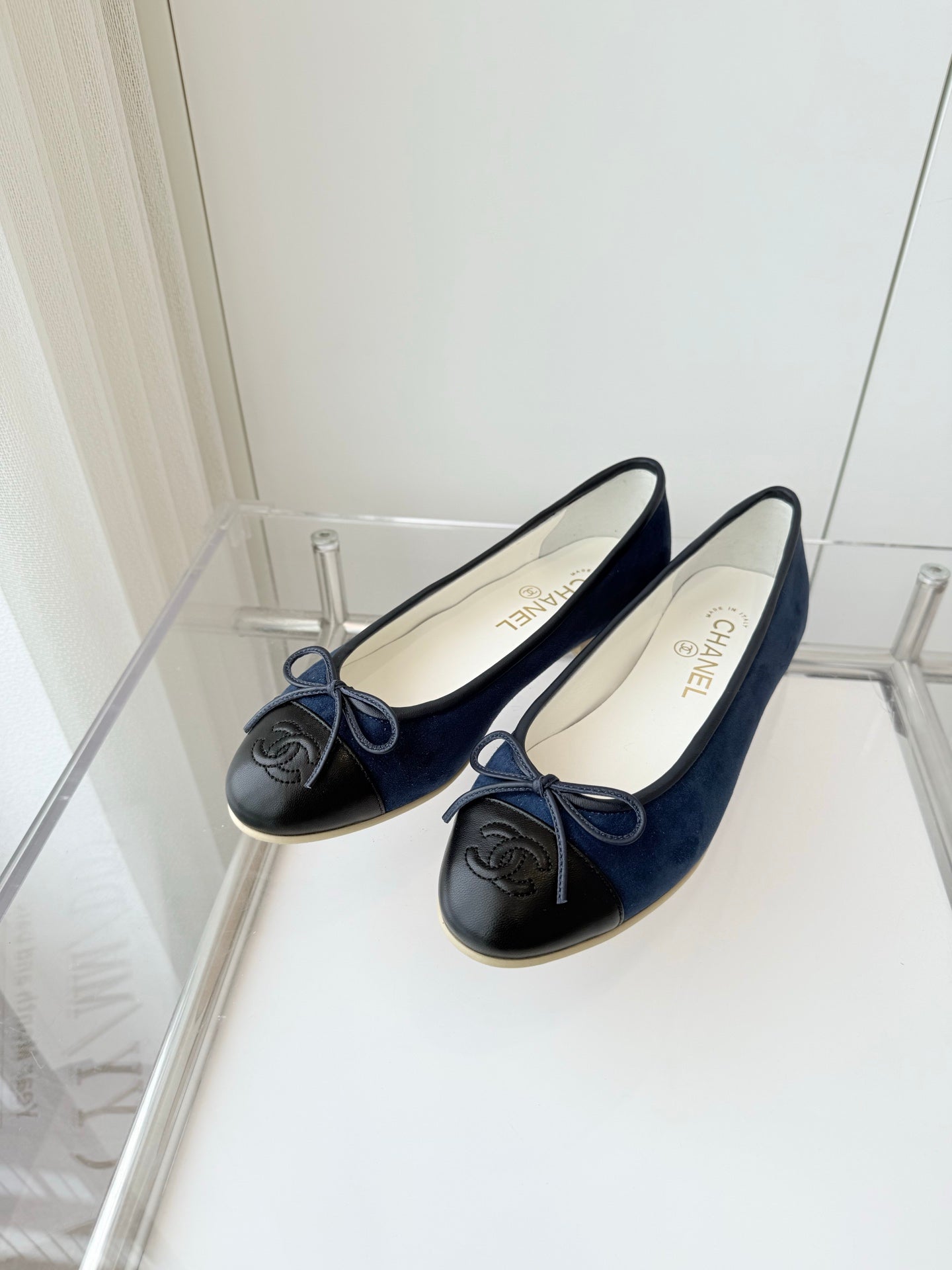 CHANEL BALLET FLAT IN BLACK CALFSKIN AND NAVY BLUE SUEDE