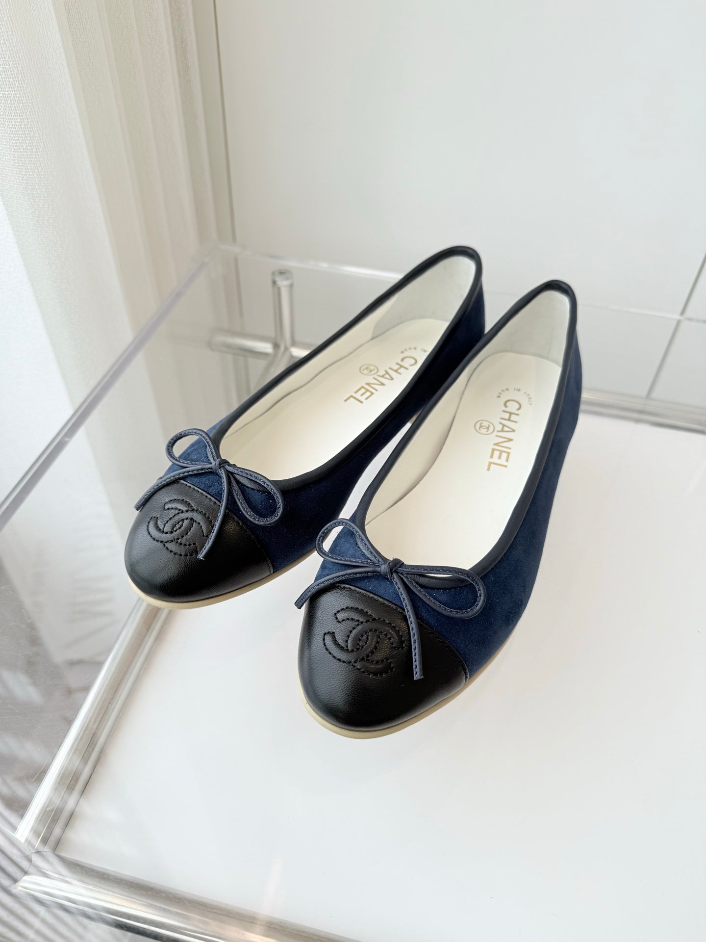 CHANEL BALLET FLAT IN BLACK CALFSKIN AND NAVY BLUE SUEDE