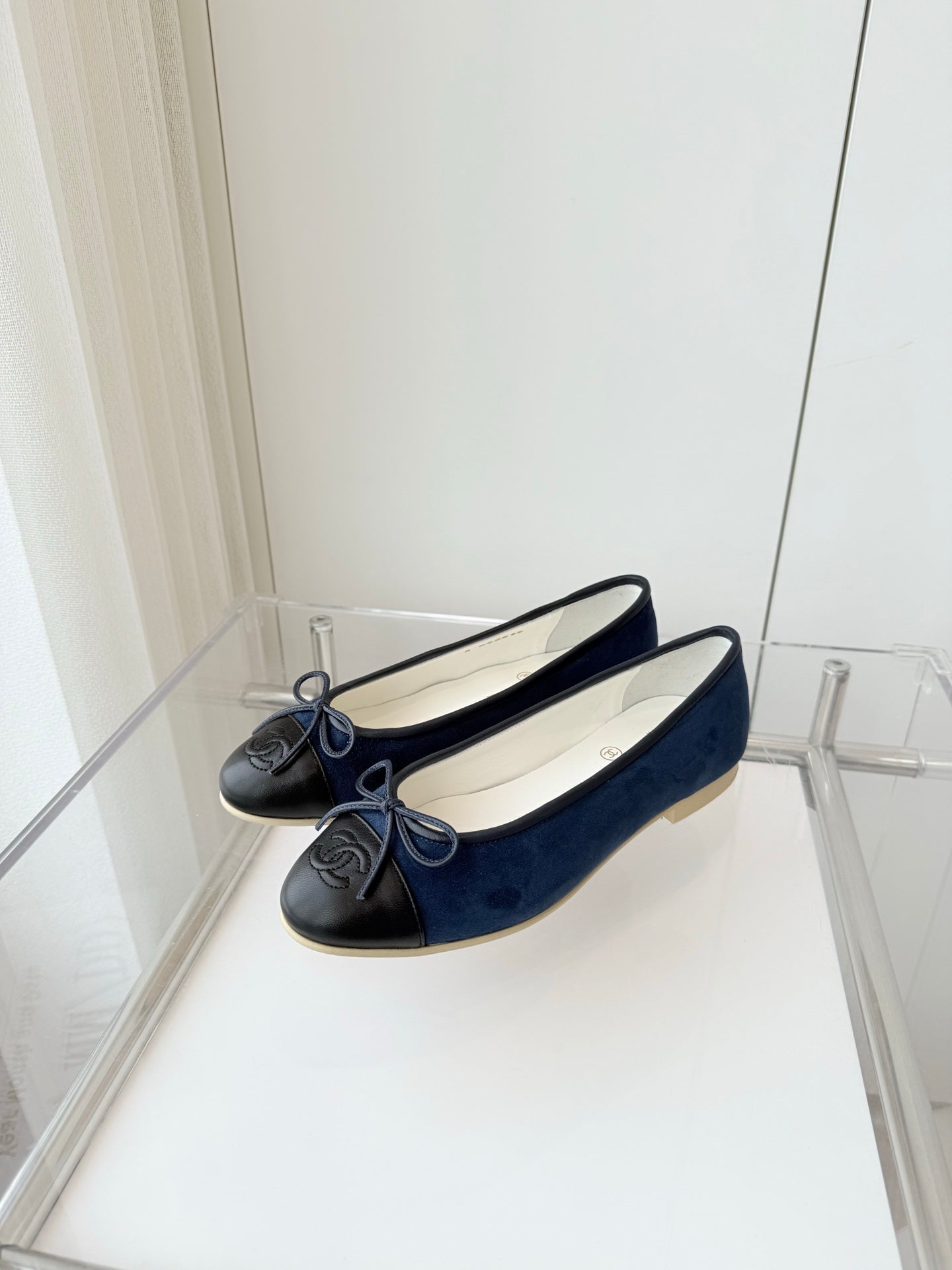 CHANEL BALLET FLAT IN BLACK CALFSKIN AND NAVY BLUE SUEDE