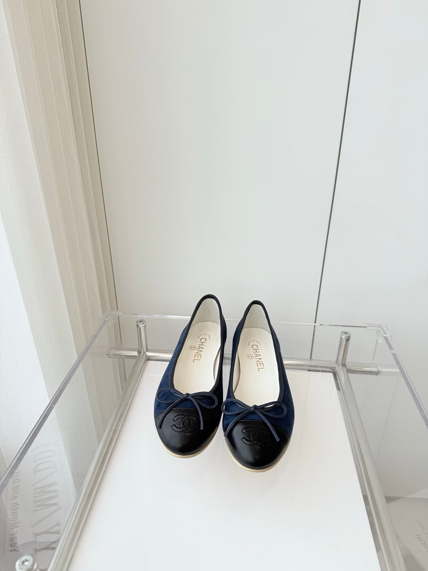 CHANEL BALLET FLAT IN BLACK CALFSKIN AND NAVY BLUE SUEDE