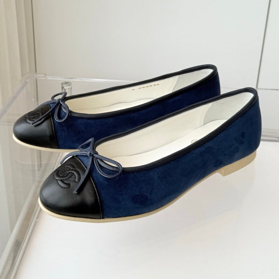 CHANEL BALLET FLAT IN BLACK CALFSKIN AND NAVY BLUE SUEDE