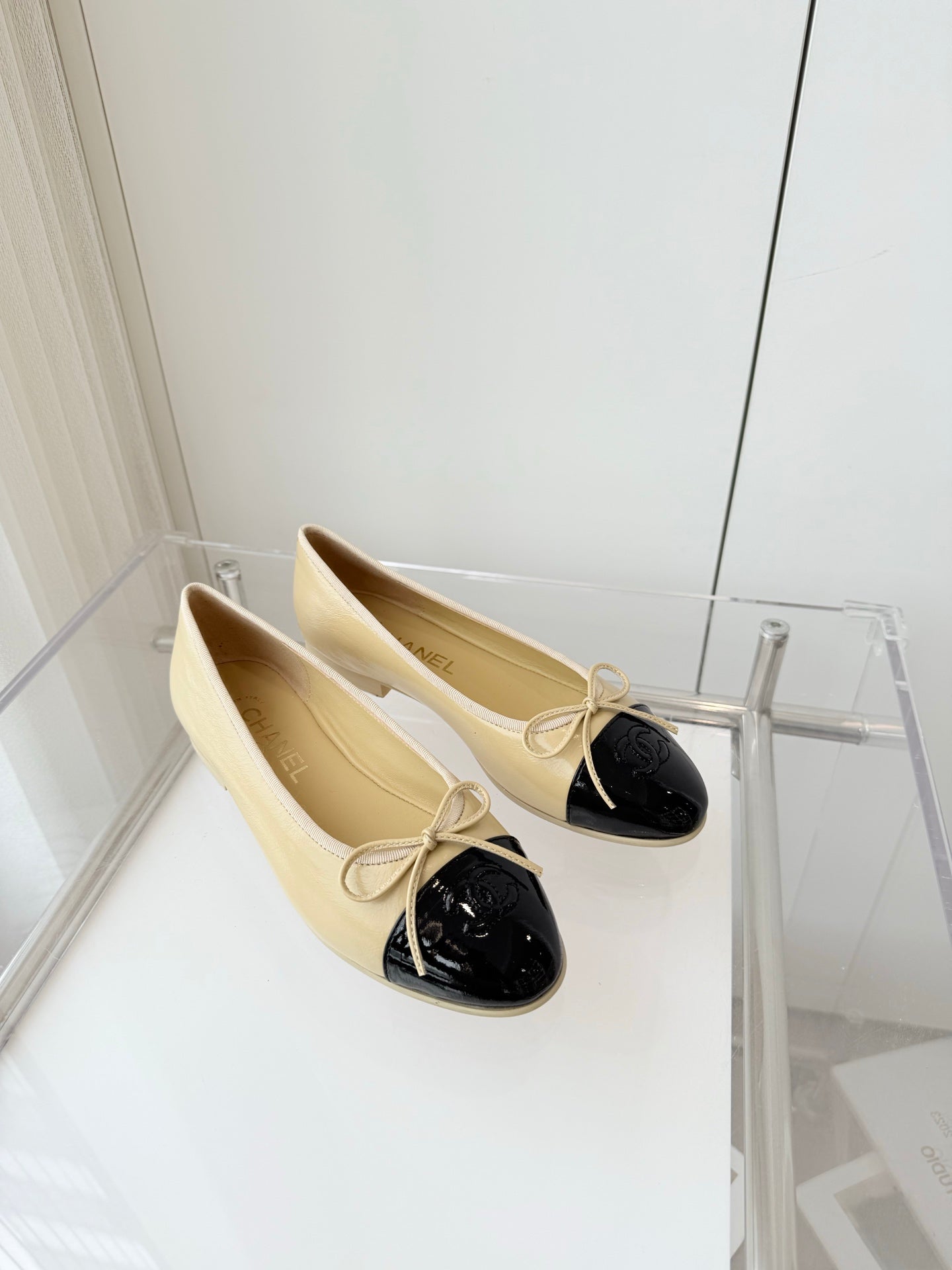 CHANEL BALLET FLAT IN FLAX YELLOW MIX BLACK CALFSKIN