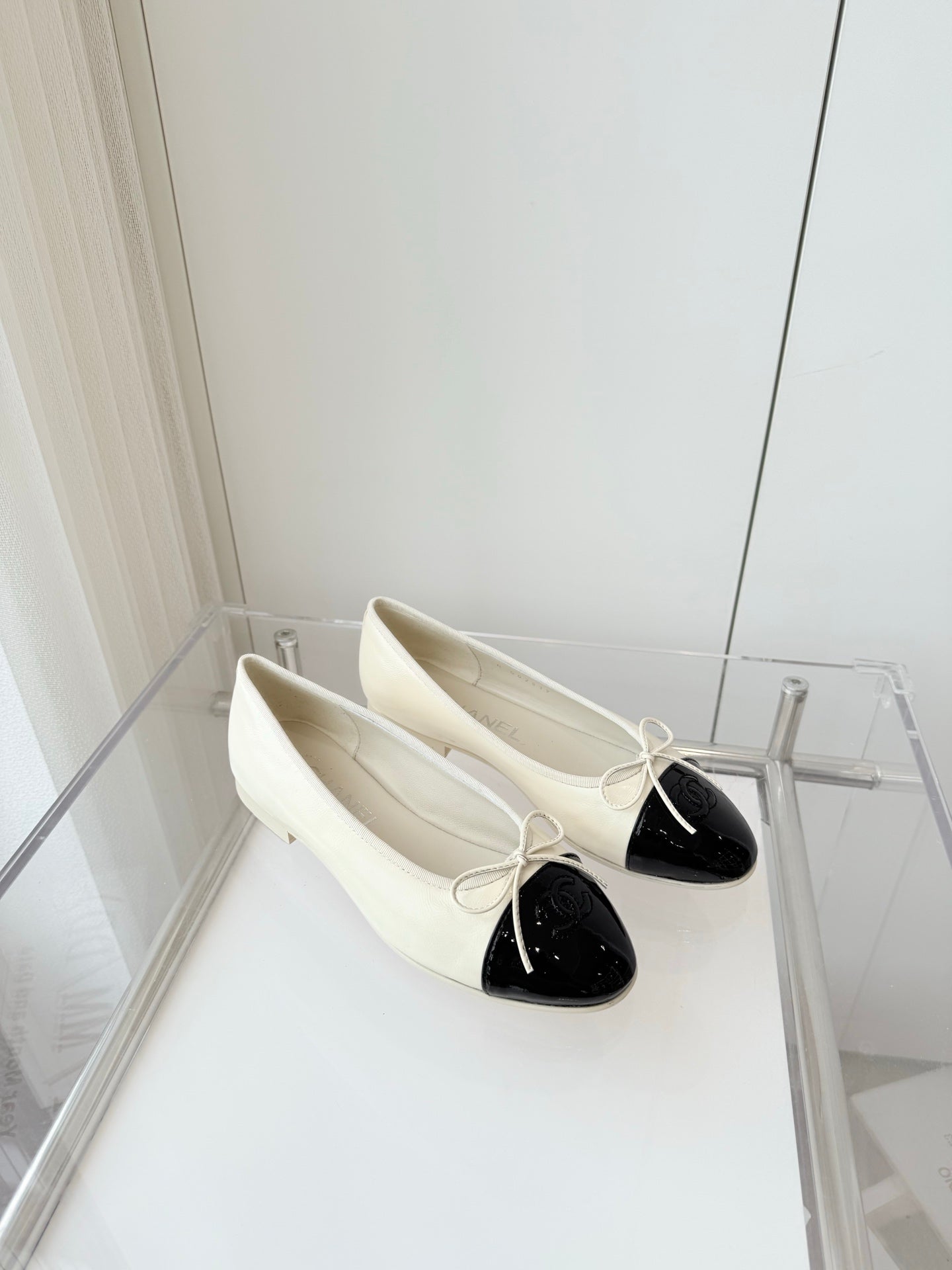 CHANEL BALLET FLAT IN WHITE MIX BLACK CALFSKIN