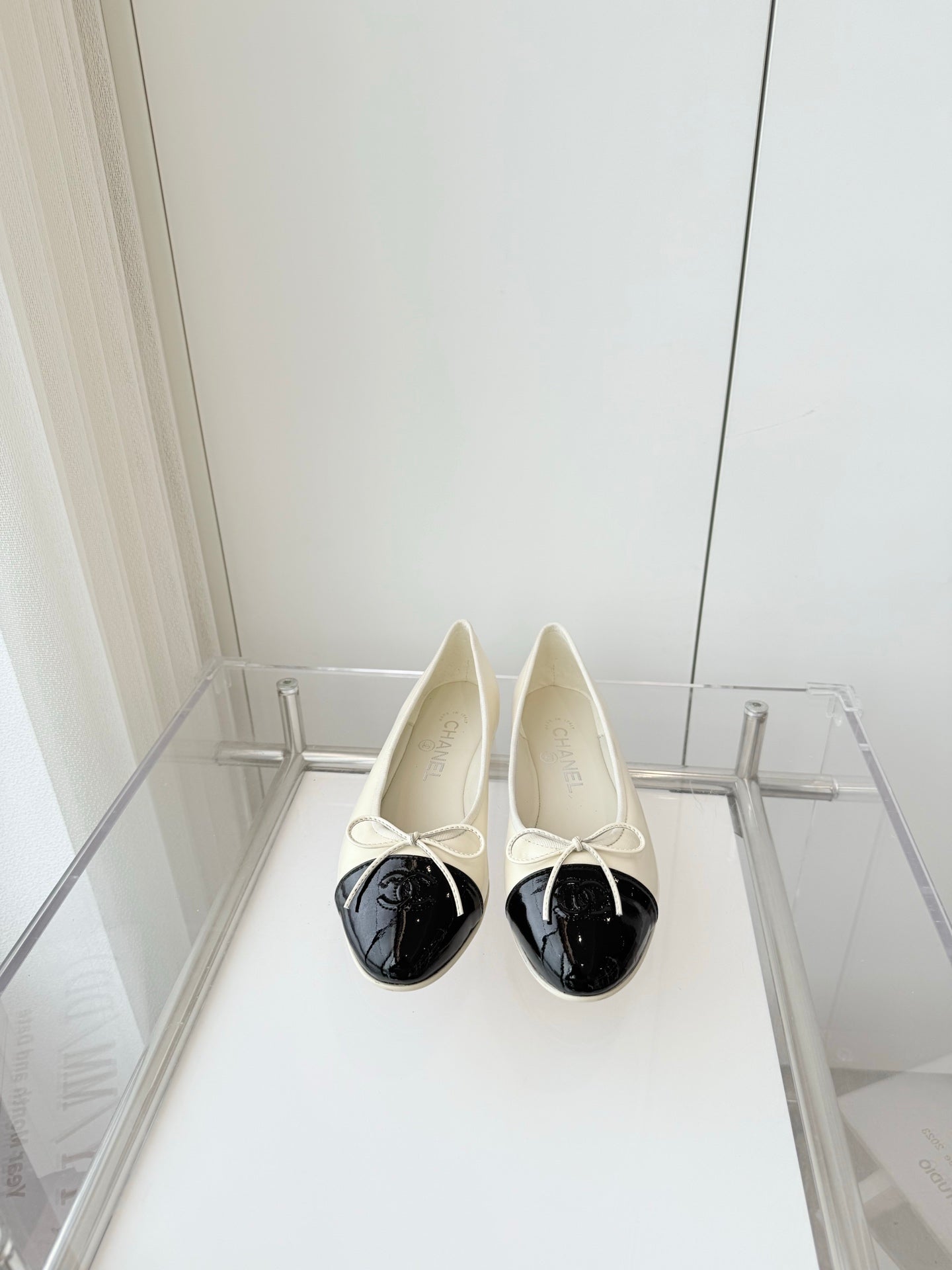 CHANEL BALLET FLAT IN WHITE MIX BLACK CALFSKIN
