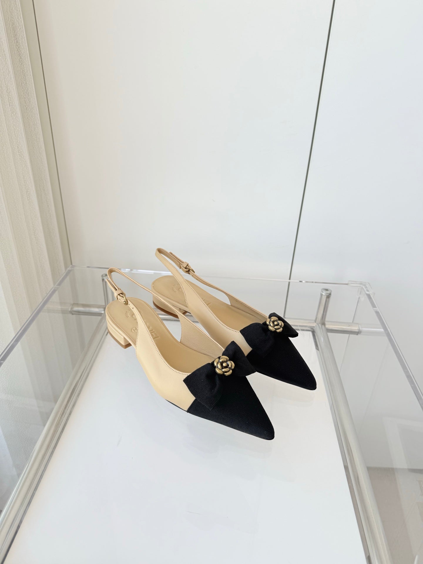 CHANEL SLINGBACKS 18 MM IN BEIGE CALFSKIN MIX BLACK CANVAS