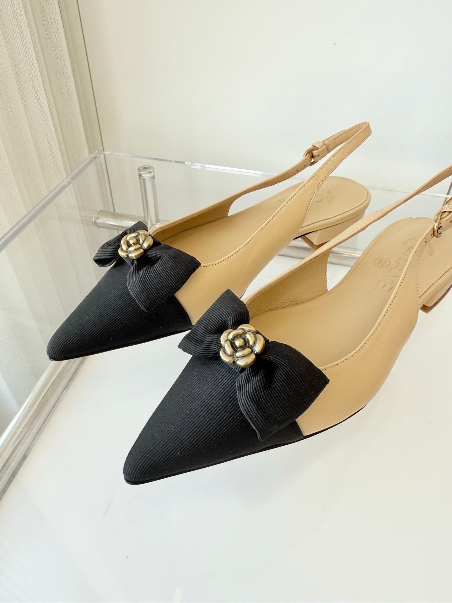 CHANEL SLINGBACKS 18 MM IN BEIGE CALFSKIN MIX BLACK CANVAS