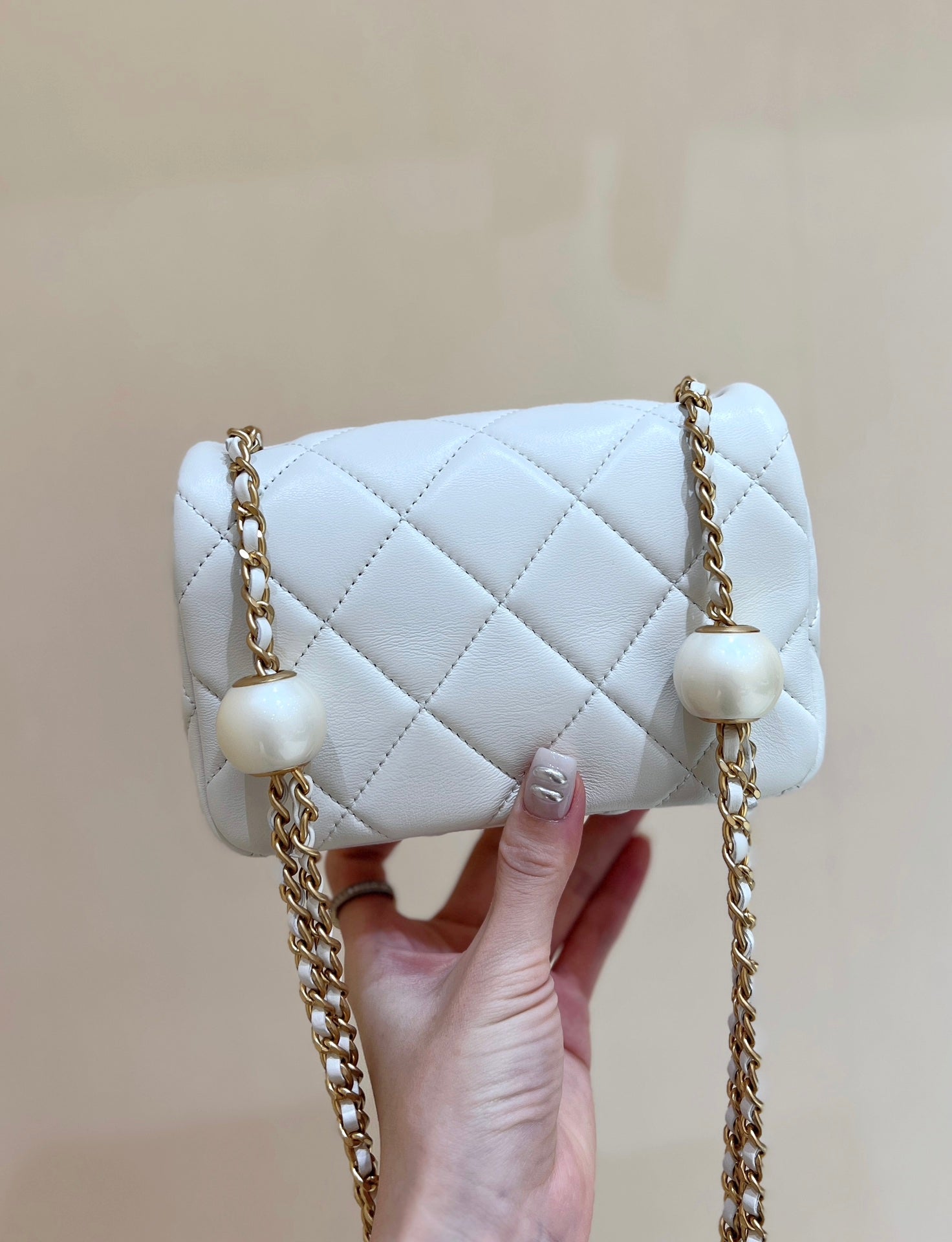 CHANEL 25S  CROSSBODY HANDBAG 17 IN WHITE LAMBSKIN GOLD HARDWARE