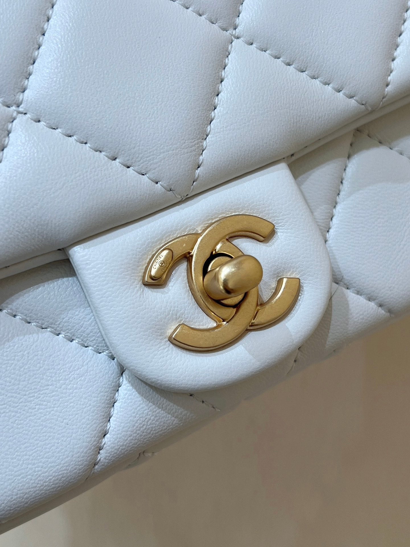 CHANEL 25S  CROSSBODY HANDBAG 17 IN WHITE LAMBSKIN GOLD HARDWARE