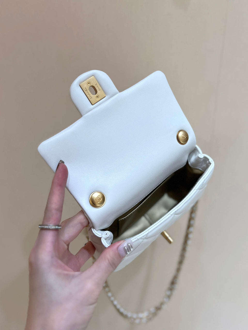 CHANEL 25S  CROSSBODY HANDBAG 17 IN WHITE LAMBSKIN GOLD HARDWARE