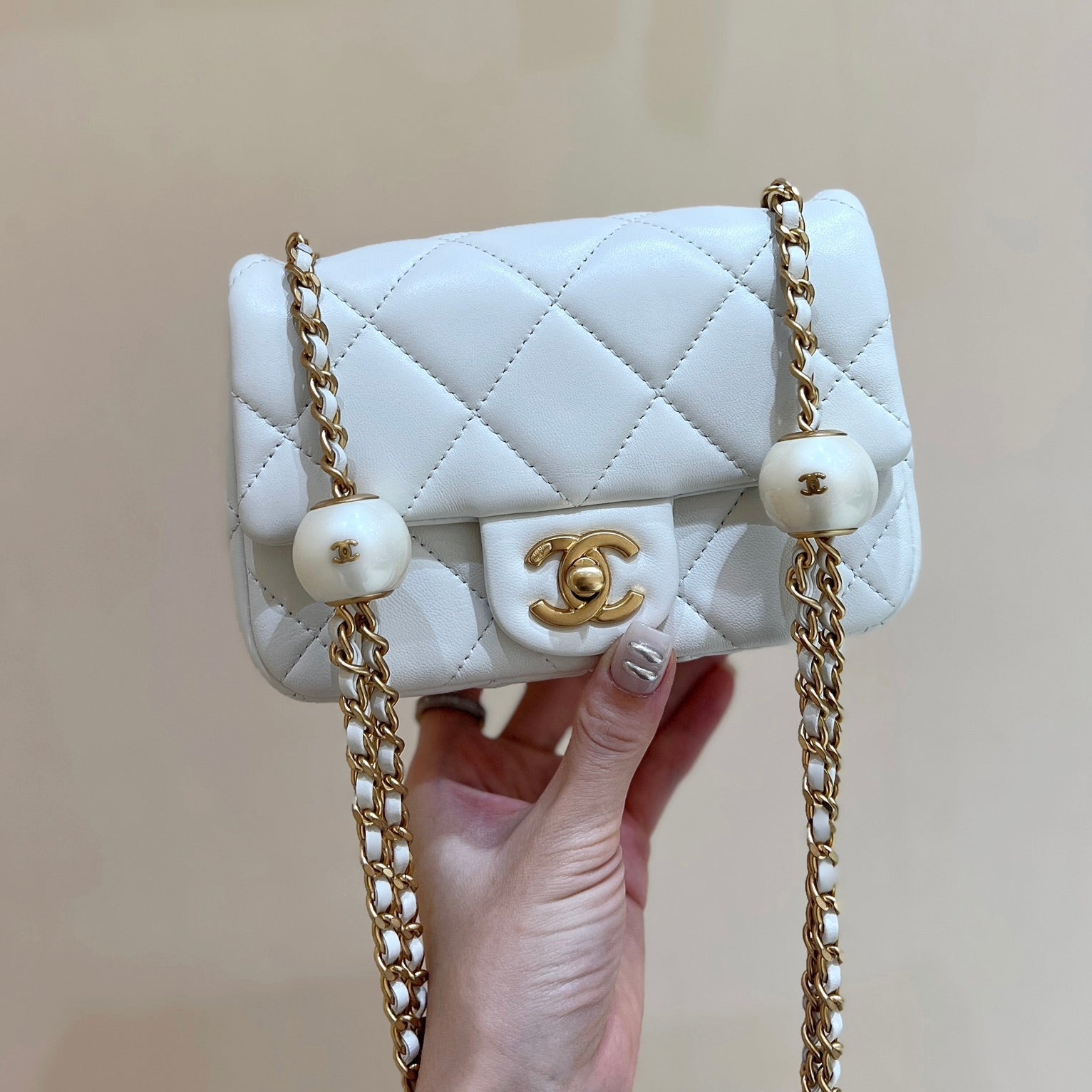 CHANEL 25S  CROSSBODY HANDBAG 17 IN WHITE LAMBSKIN GOLD HARDWARE