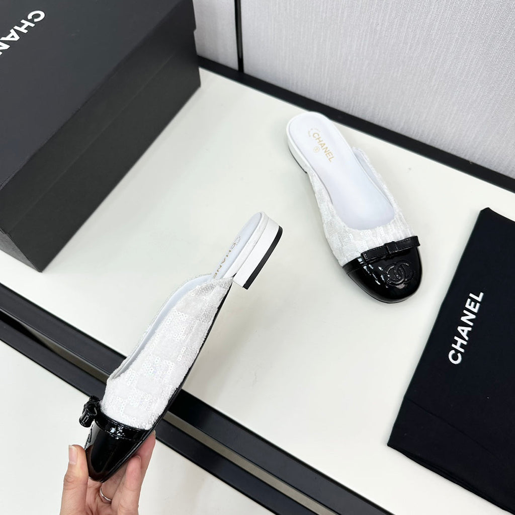 CHANEL BOW MULE IN WHITE FABRIC AND BLACK CALFSKIN
