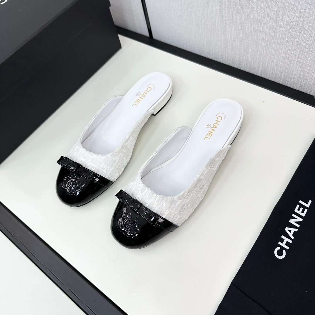 CHANEL BOW MULE IN WHITE FABRIC AND BLACK CALFSKIN