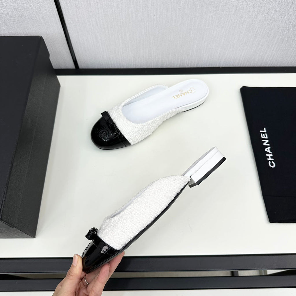 CHANEL BOW MULE IN WHITE FUR AND BLACK CALFSKIN