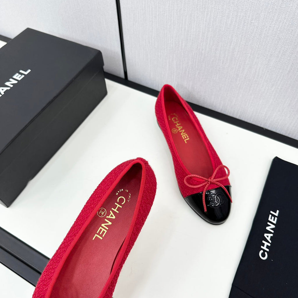 CHANEL BALLET FLATS IN RUBY RED TWEED AND BLACK CALFSKIN