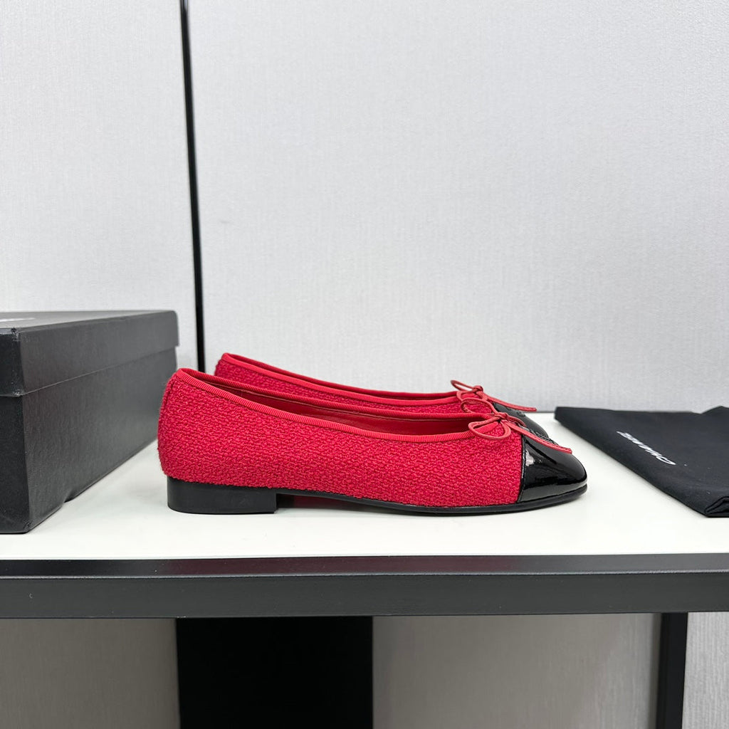 CHANEL BALLET FLATS IN RUBY RED TWEED AND BLACK CALFSKIN