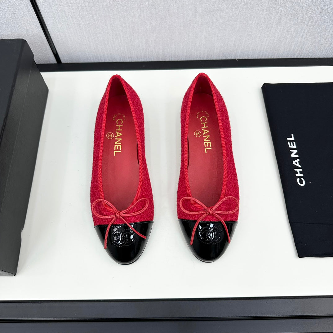 CHANEL BALLET FLATS IN RUBY RED TWEED AND BLACK CALFSKIN