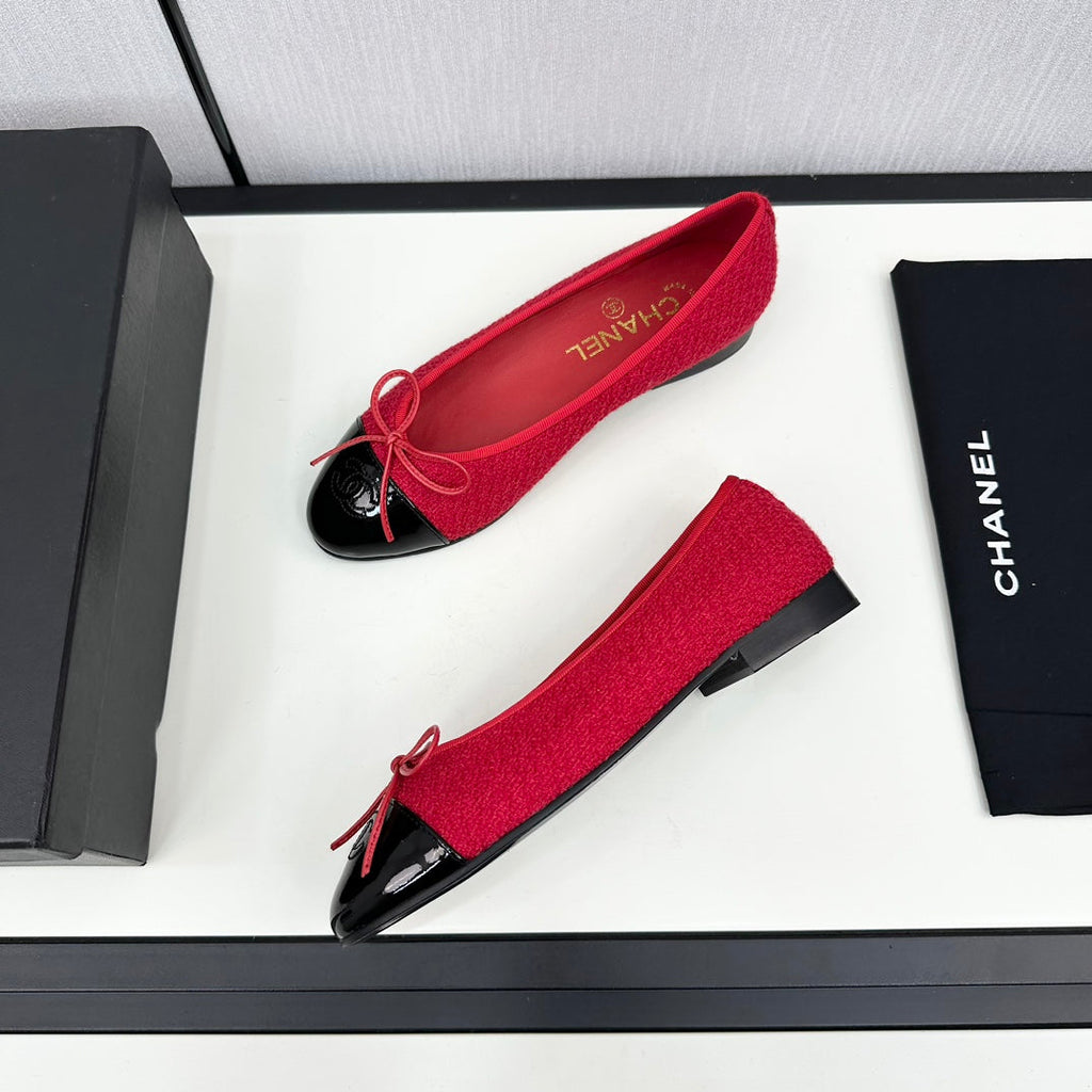CHANEL BALLET FLATS IN RUBY RED TWEED AND BLACK CALFSKIN