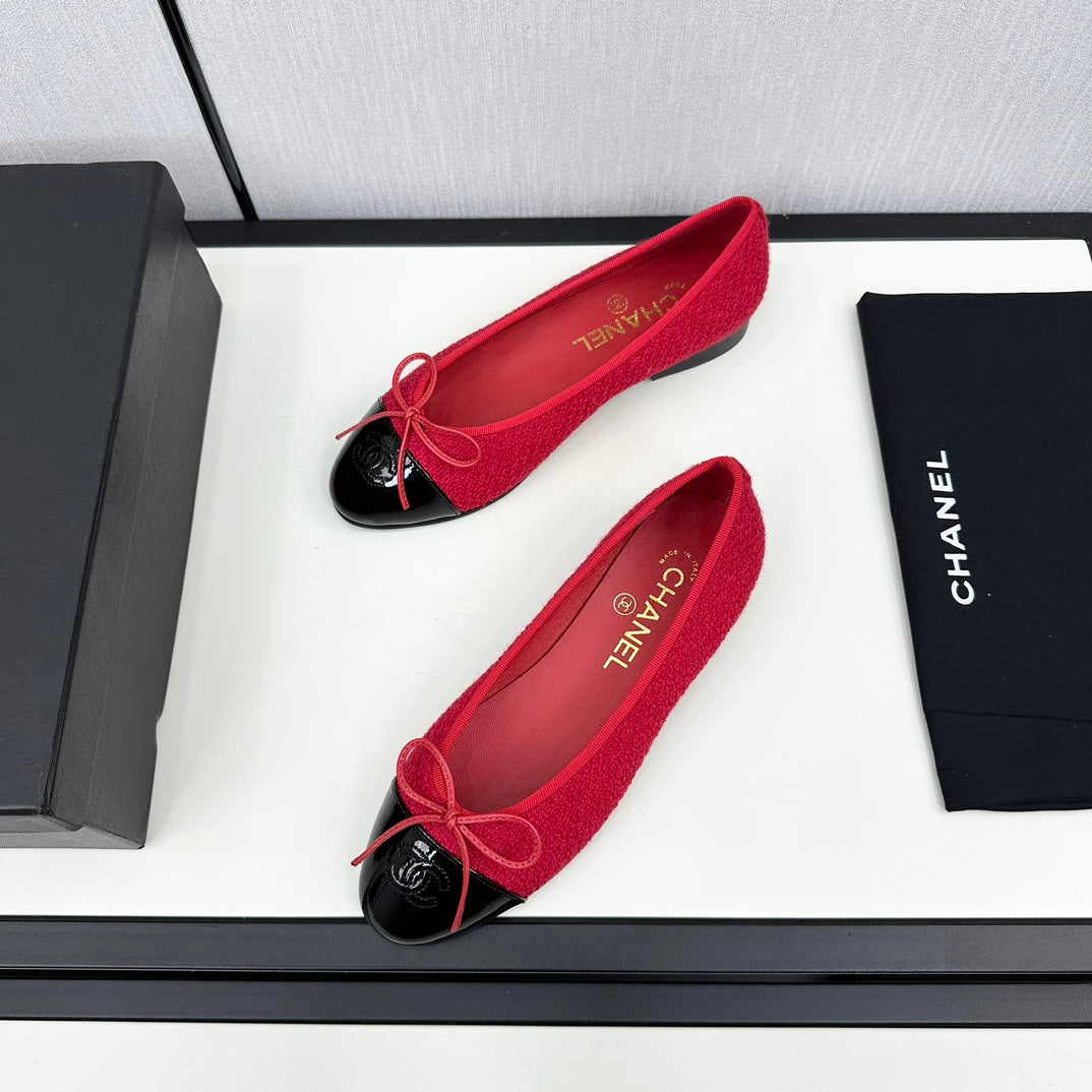 CHANEL BALLET FLATS IN RUBY RED TWEED AND BLACK CALFSKIN