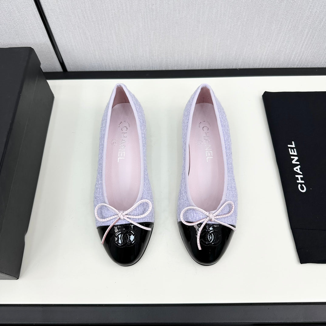 CHANEL BALLET FLATS IN POWDER BLUE TWEED AND BLACK CALFSKIN