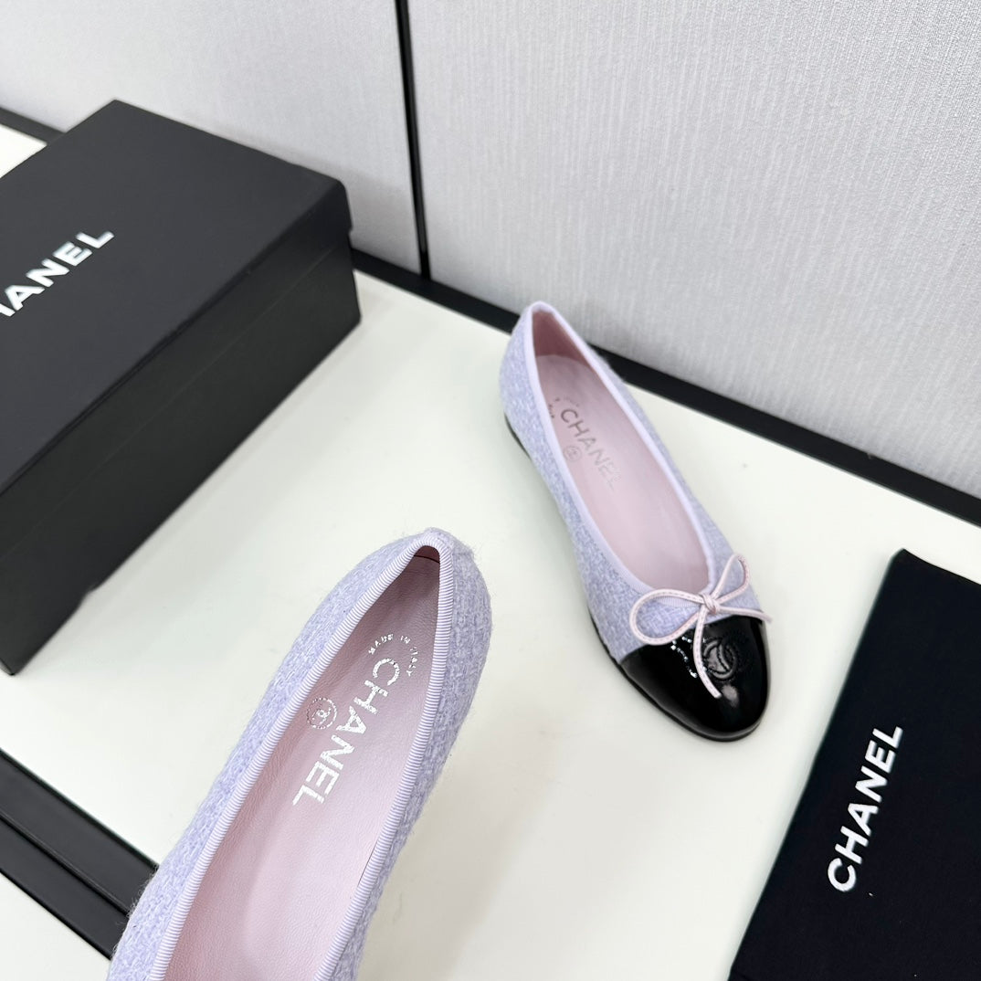 CHANEL BALLET FLATS IN POWDER BLUE TWEED AND BLACK CALFSKIN
