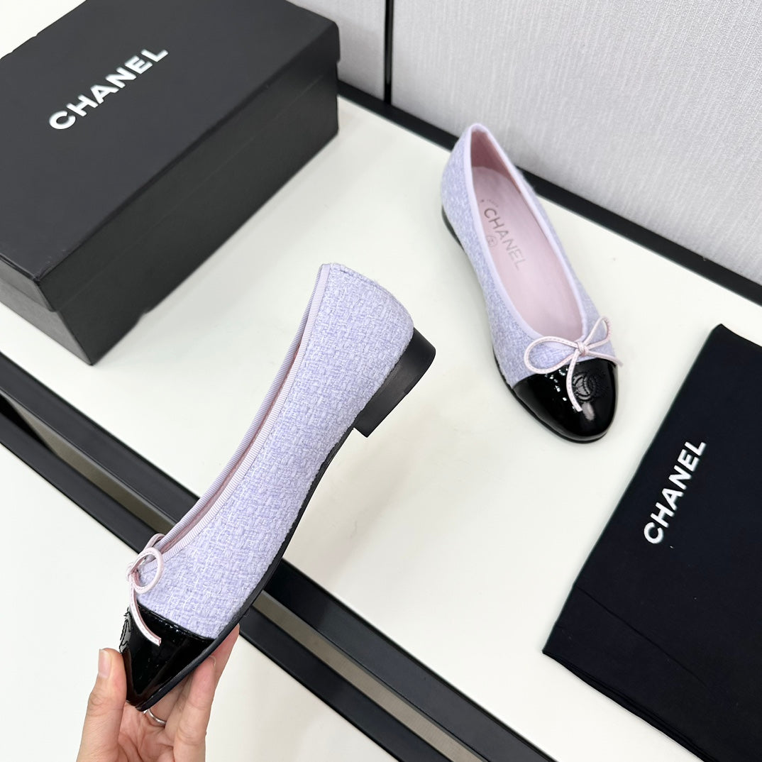 CHANEL BALLET FLATS IN POWDER BLUE TWEED AND BLACK CALFSKIN