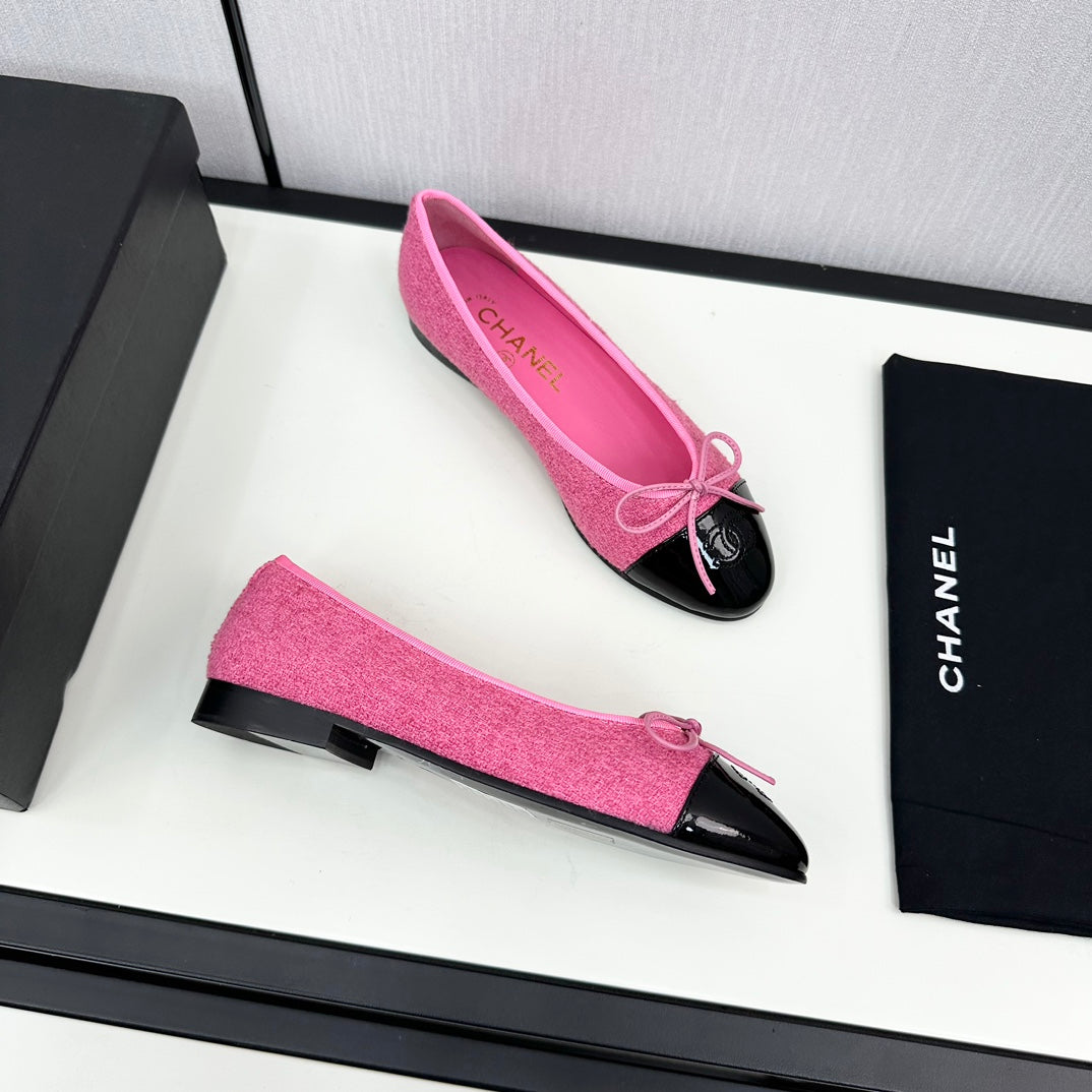 CHANEL BALLET FLATS IN BRIGHT PINK TWEED AND BLACK CALFSKIN