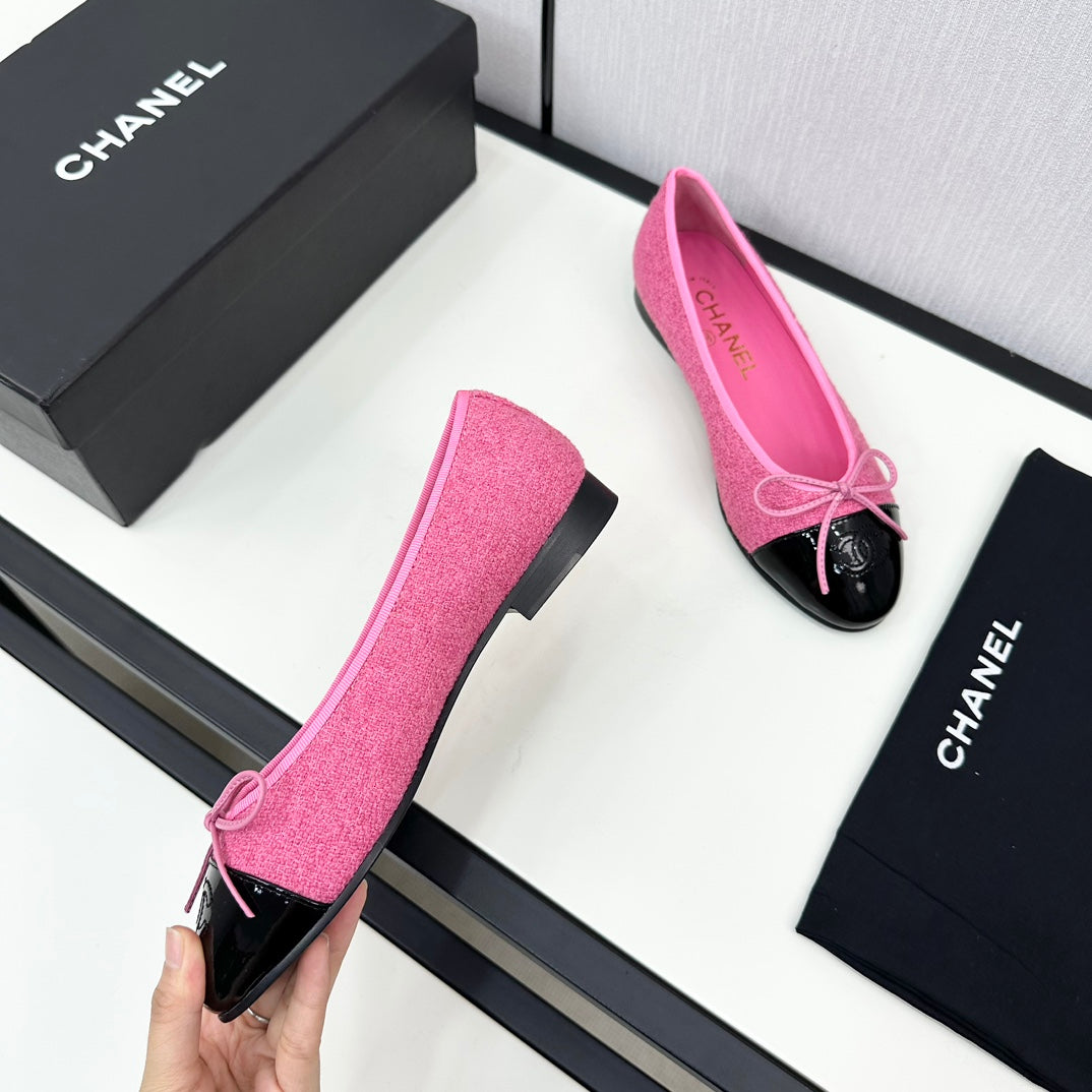 CHANEL BALLET FLATS IN BRIGHT PINK TWEED AND BLACK CALFSKIN