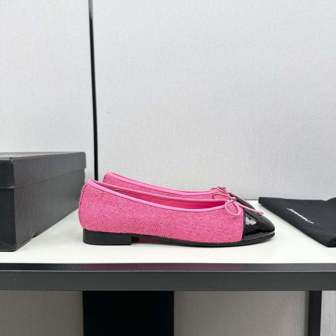 CHANEL BALLET FLATS IN BRIGHT PINK TWEED AND BLACK CALFSKIN