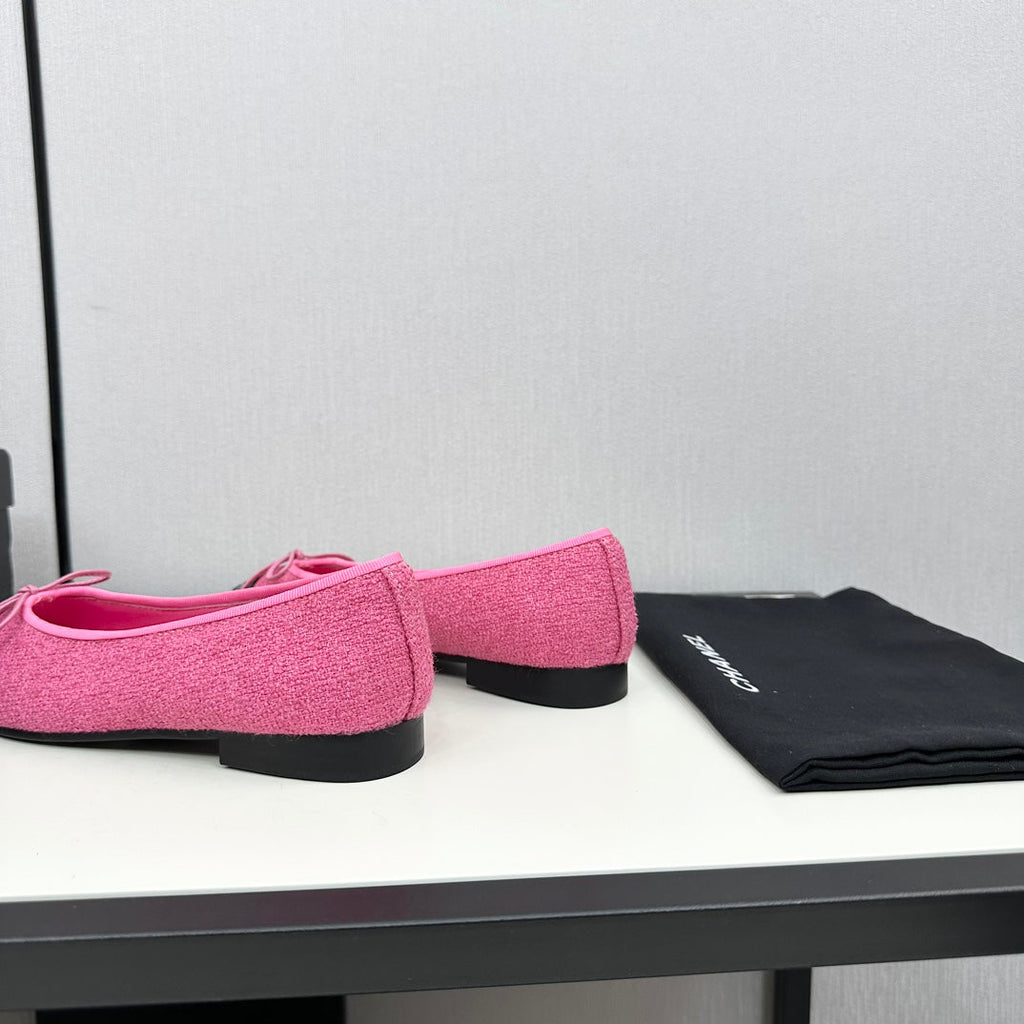 CHANEL BALLET FLATS IN BRIGHT PINK TWEED AND BLACK CALFSKIN