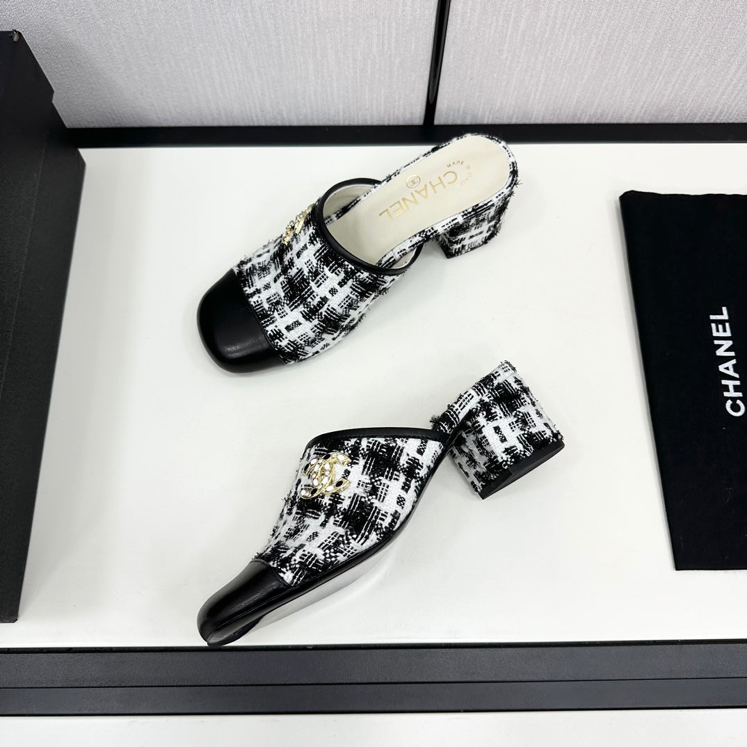 CHANEL HIGH MULE IN WHITE MIX BLACK WOOL TWEED AND CALFSKIN