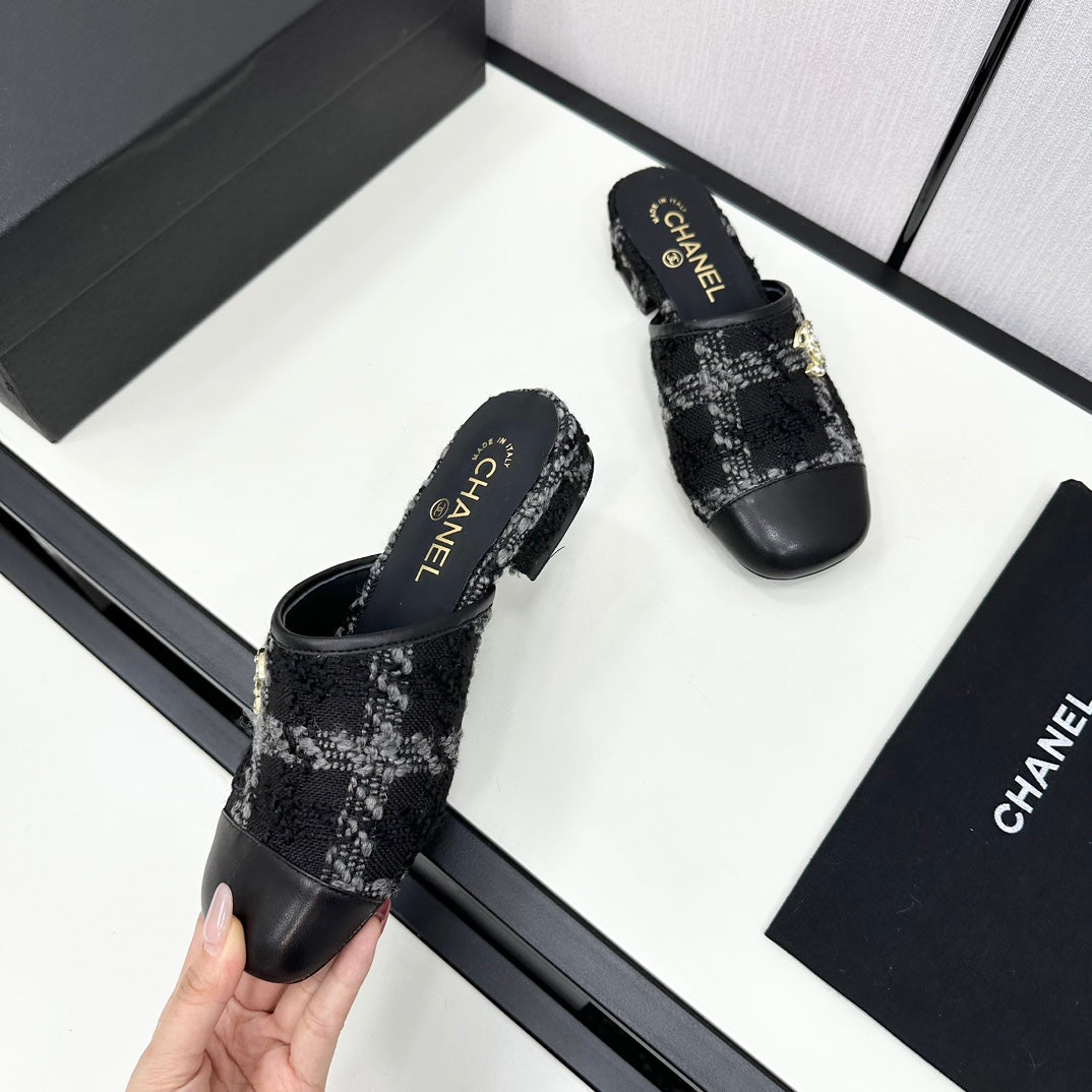 CHANEL FLAT MULE IN BLACK WOOL TWEED AND CALFSKIN GOLD HARDWARE