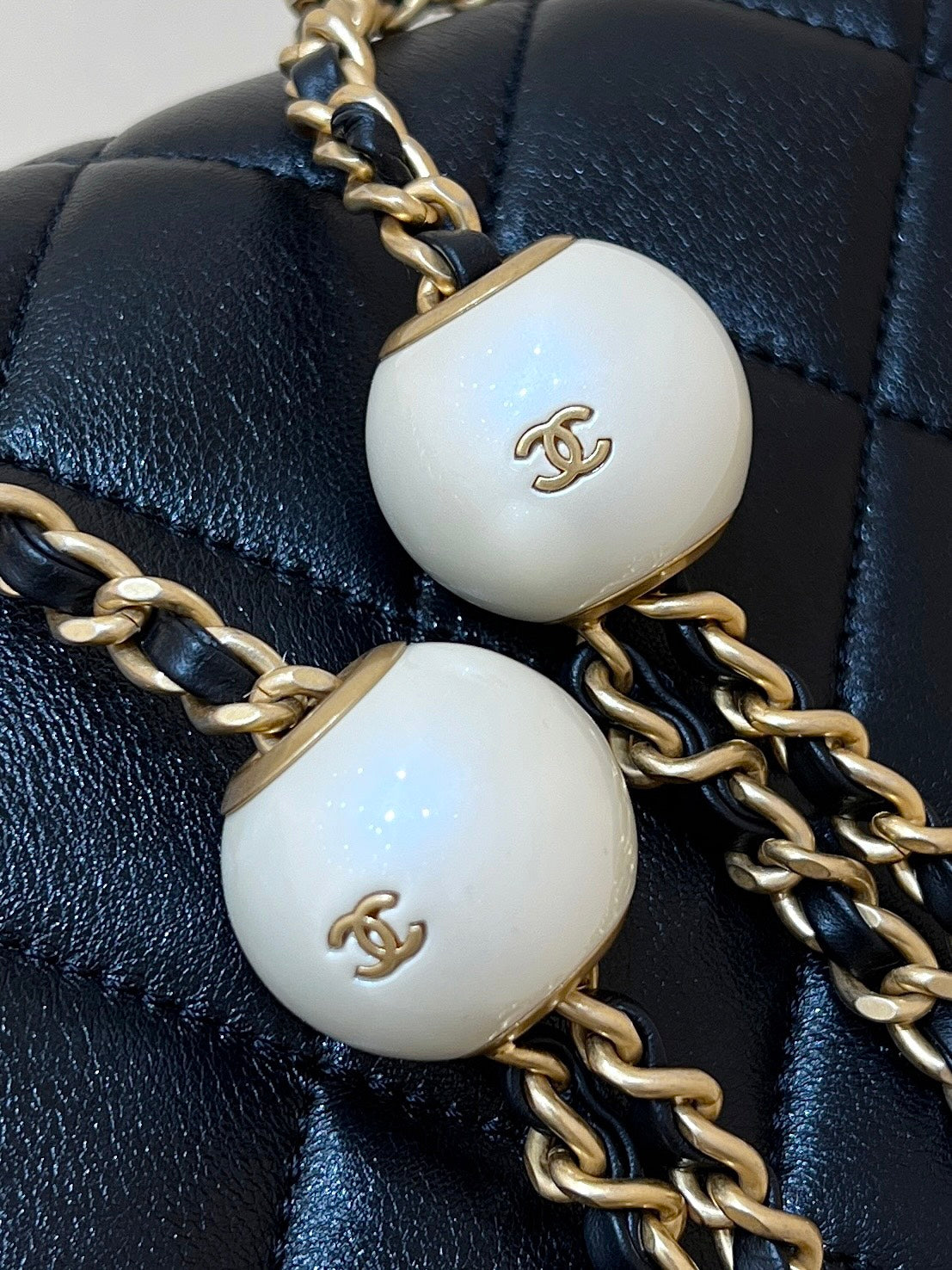 CHANEL 25S  CROSSBODY HANDBAG 17 IN BLACK LAMBSKIN GOLD HARDWARE