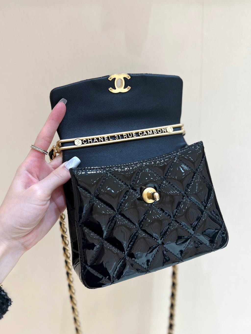 CHANEL 25S  TOTE CROSSBODY BAG 19 IN BLACK GLOSSY LEATHER WITH METAL HANDLE